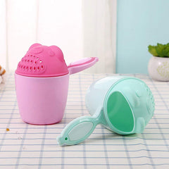 SYGA 2 Pcs Plastic Baby Shampoo Cup Baby Shower Water Scoop Children Water Scorpion Baby Bath Tumbler (Pink and Green)