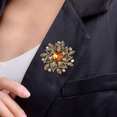 SYGA Brooch Pin Fashion Crystal Rhinestone Jewellery Pin Vintage Clothing Accessories Decoration Full Diamond Flower Brown Brooches For Women- S219