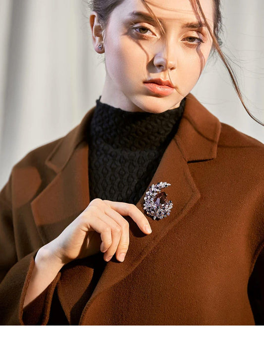 SYGA Brooch Pin Fashion Crystal Rhinestone Jewellery Pin Vintage Clothing Accessories Decoration Moon Design Red Diamond Brooches For Women- S221